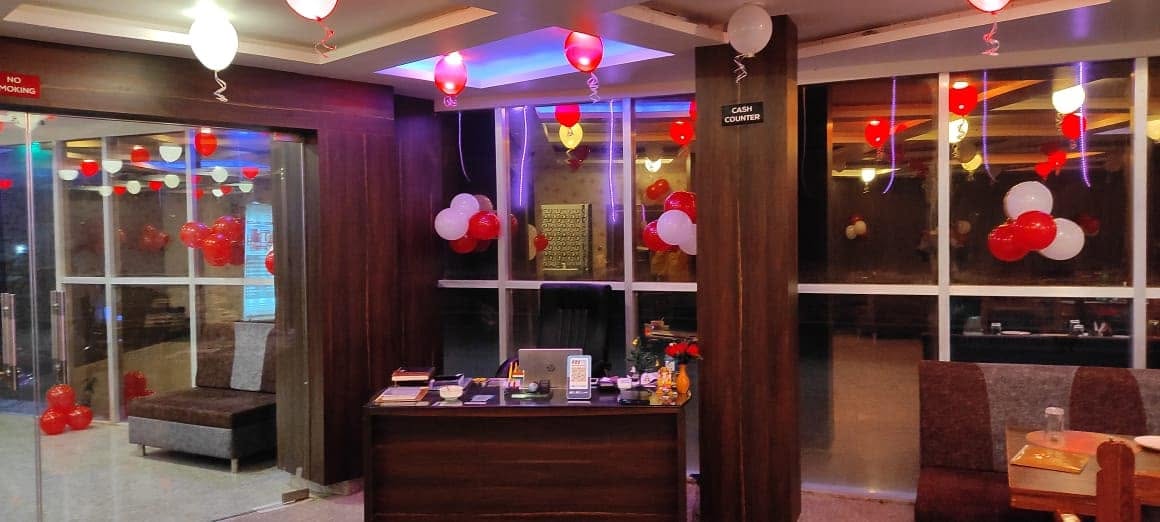 Restaurant lounge