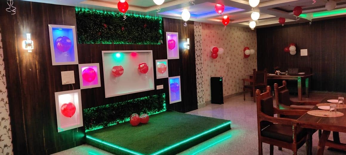 Restaurant stage